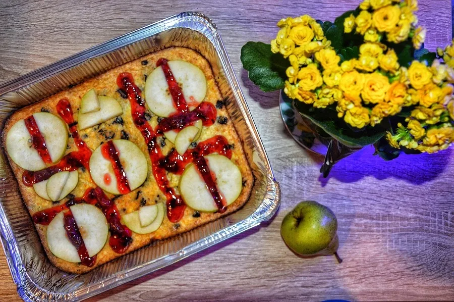 ​Полезная кухня Кипра. Клубничная творожная запеканка с изюмом и грушей