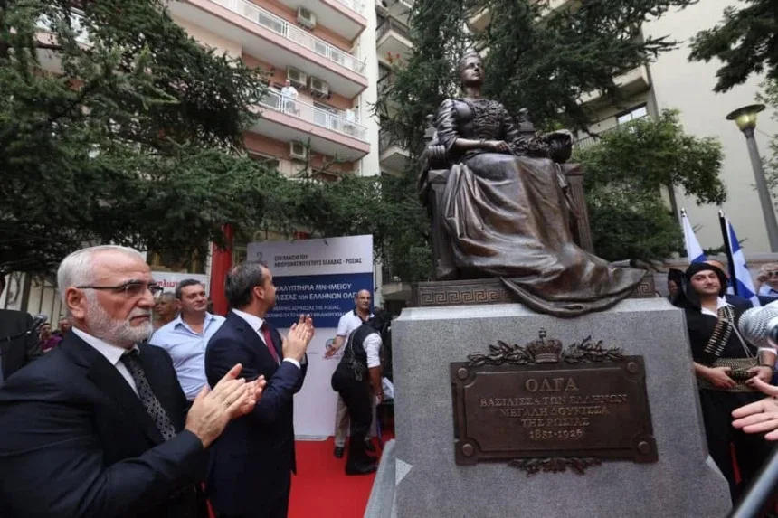 Уличный знак Vasilissis Olgas частично закрыт листьями на кипрской улице