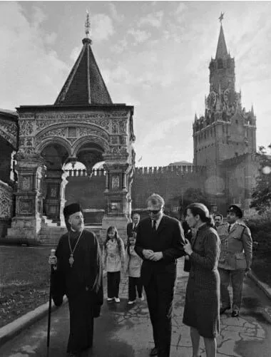 Архиепископ Макариос в Кремлевском ансамбле на фоне Спасской башни