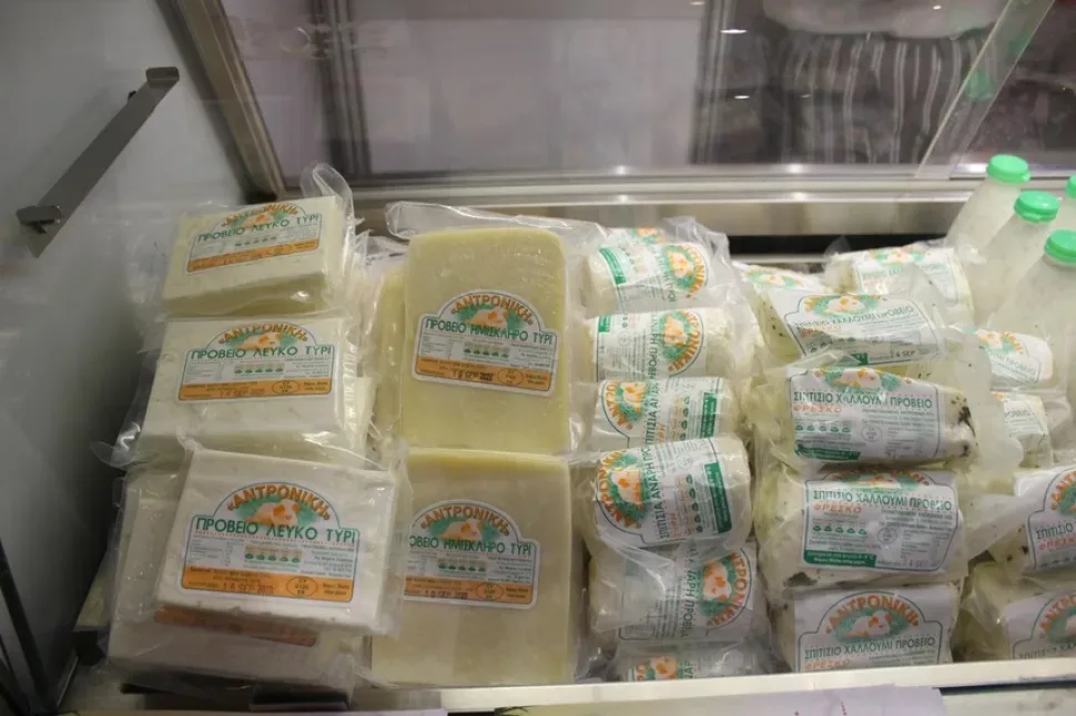 Стопка баночек тахини на витрине местного производителя продуктов
