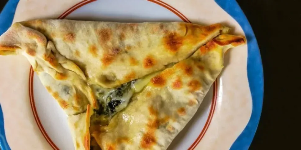 Кастрюля с супом авголемони с кусочками курицы и зеленью Кастрюля с супом авголемони с кусочками курицы и зеленью