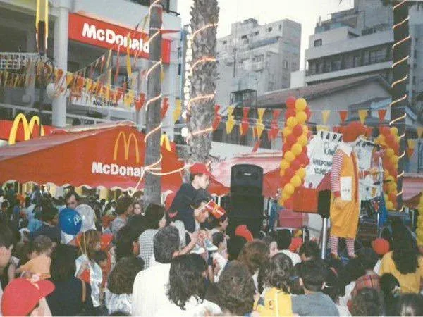 Открытие первого McDonald’s на Кипре — праздничная уличная сцена с толпой