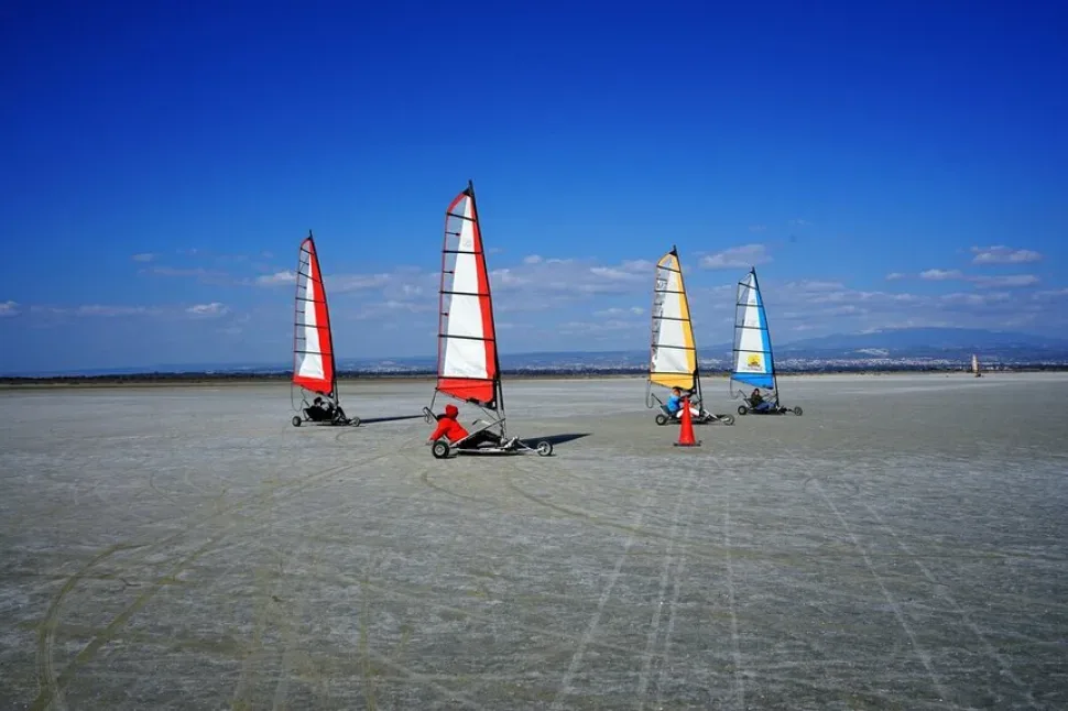 Парусные карты Blokart Cyprus на пляже — четыре машины с яркими парусами во время катания