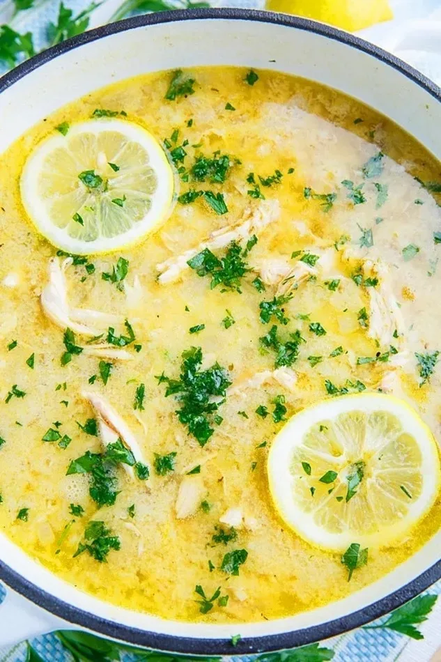 Кастрюля с авголемони и кусочками отварной курицы перед подачей