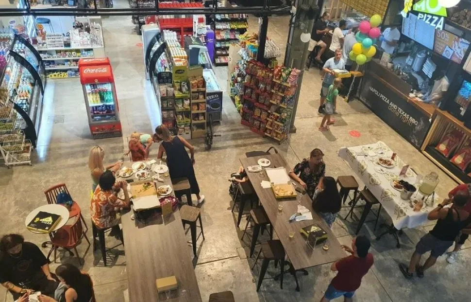 Вид сверху на зал Limassol Agora с столами и гостями на празднике