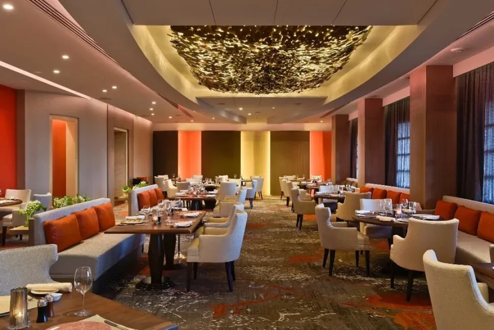 Интерьер ресторана Four Seasons в Лимассоле с расставленными столами