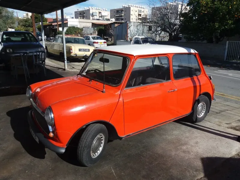 Маленький красный Mini после реставрации, готовый к техосмотру на Кипре