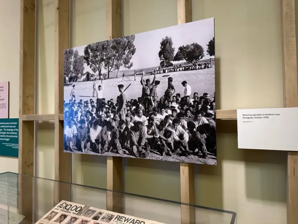 Большая чёрно‑белая фотография облавы в Паралимни, октябрь 1958 года