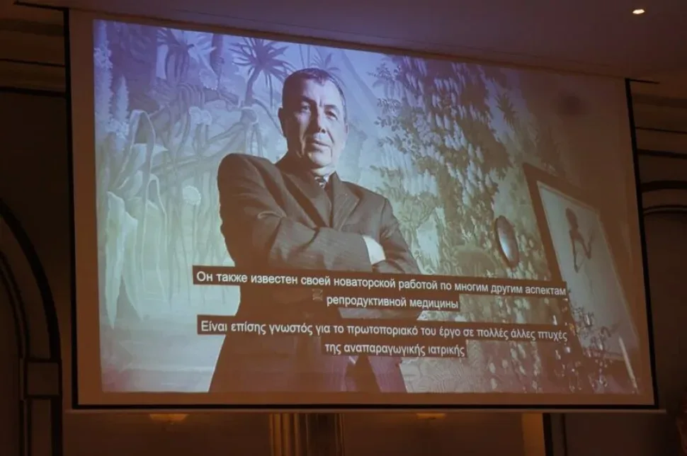Мужчина с микрофоном и женщина с букетом принимают аплодисменты