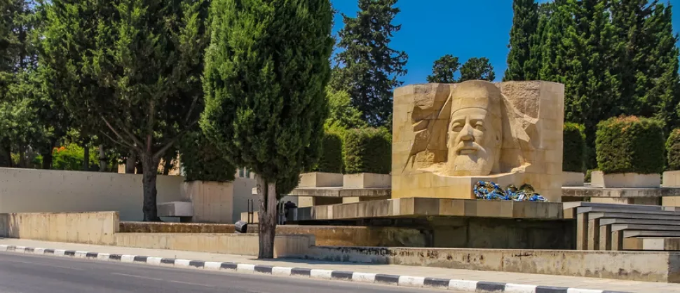 Мемориальная плита с высеченными именами погибших 1955–1959 годов