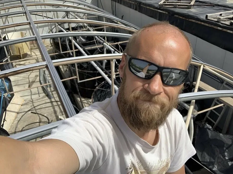 Директор фермы Константин делает селфи на территории креветочной фермы Sea Queen