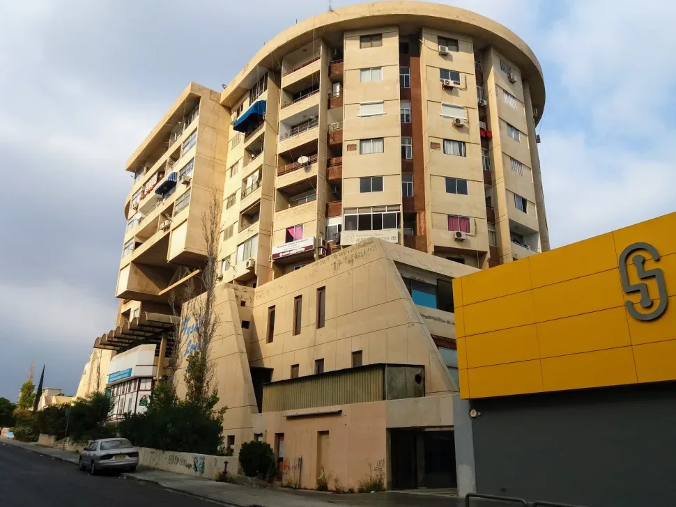 Вид на заброшенное здание Fysco Lotus Plaza с радиусными фасадами в районе NAAFI Вид на заброшенное здание Fysco Lotus Plaza с радиусными фасадами в районе NAAFI