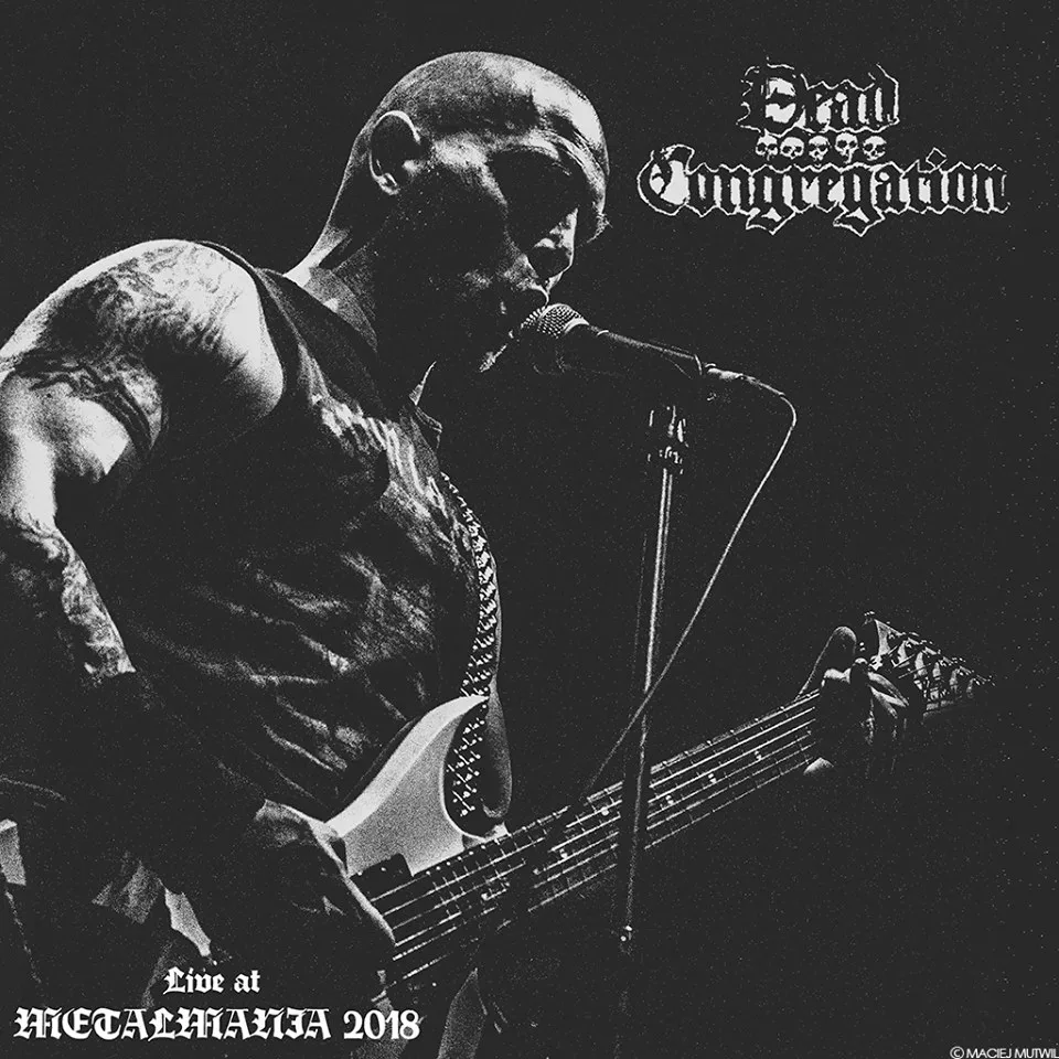 Кадр с вокалистом и гитаристом Dead Congregation на сцене