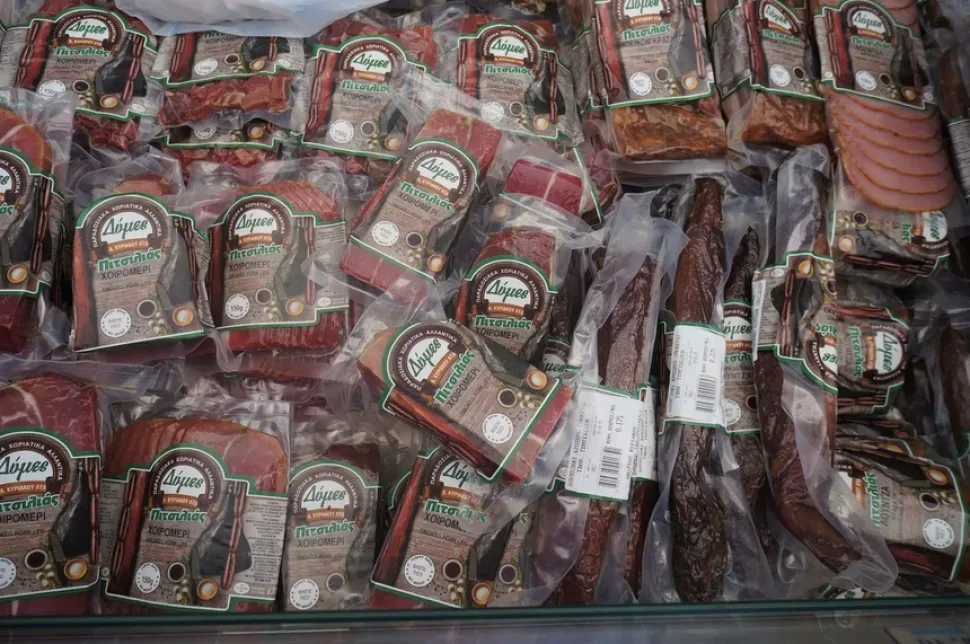 Упакованные в вакуум мясные деликатесы на витрине ярмарки