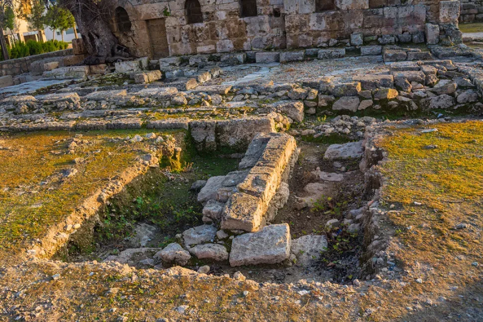 Фасад бань с характерными сводчатыми окнами и арками