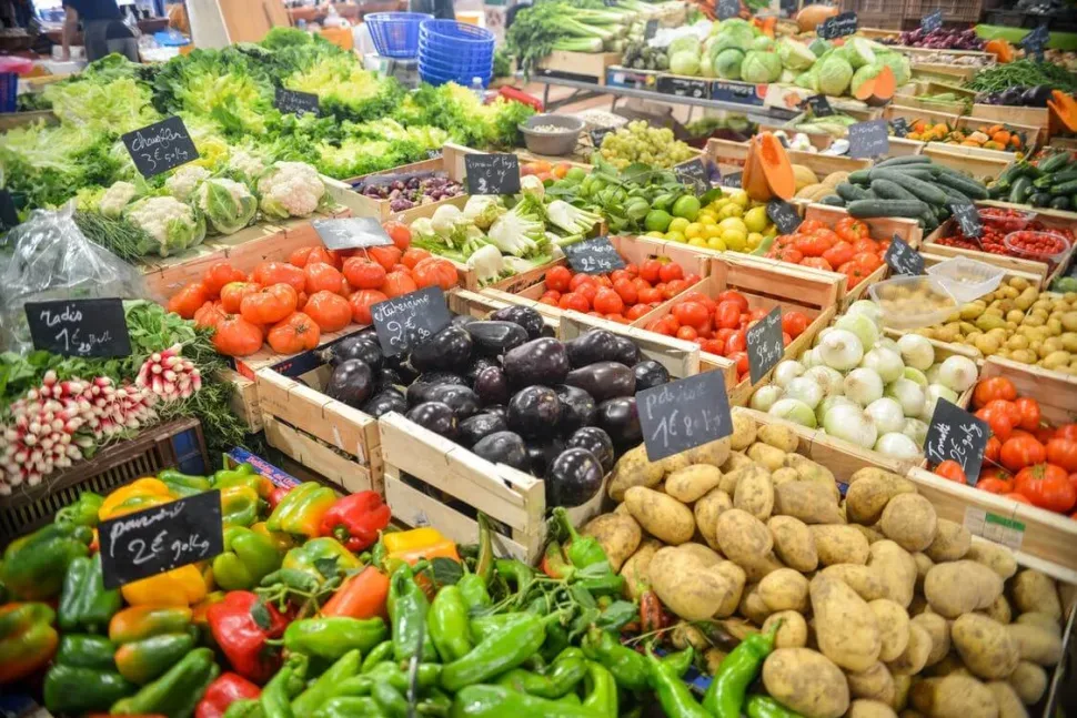 Рынок с овощами и фруктами на Кипре с ценниками в евро