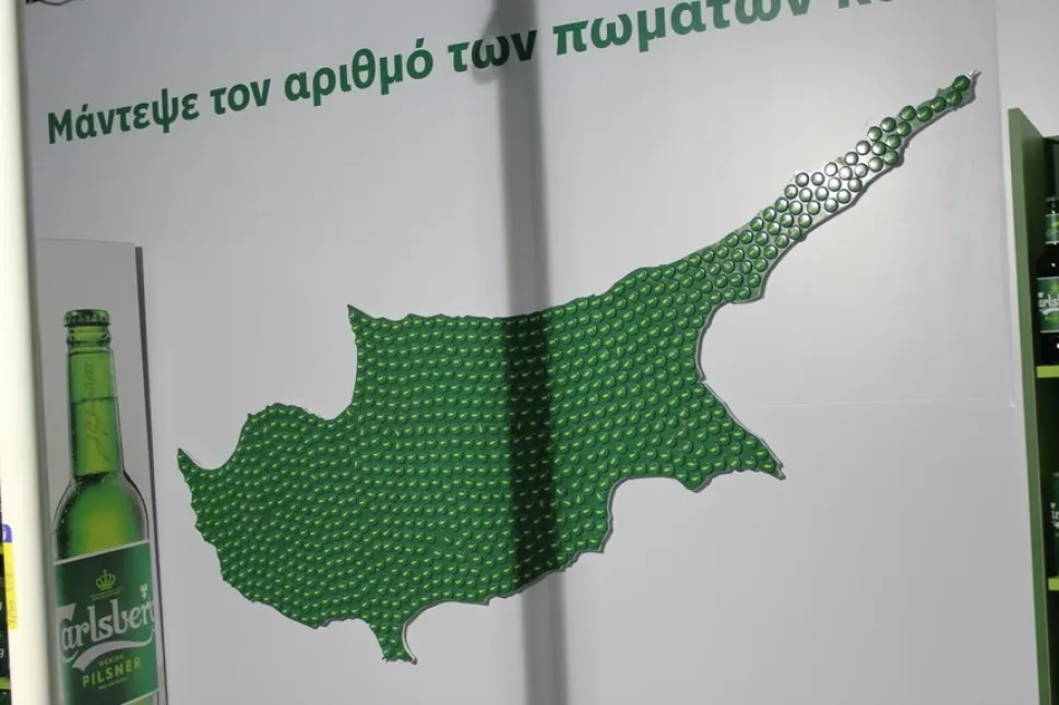 Большая сцена и плотная толпа гостей в Парке Академии