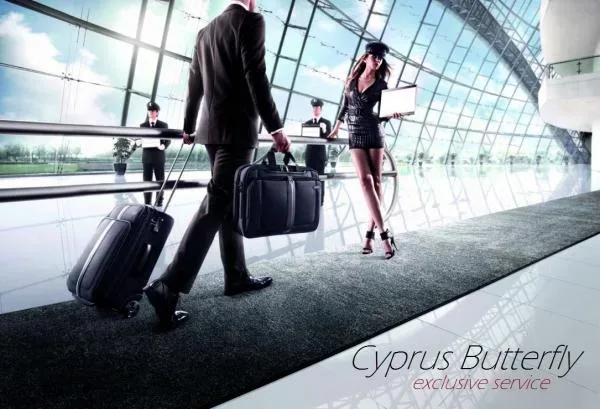 Пассажиры в аэропорту с багажом и логотипом Cyprus Butterfly