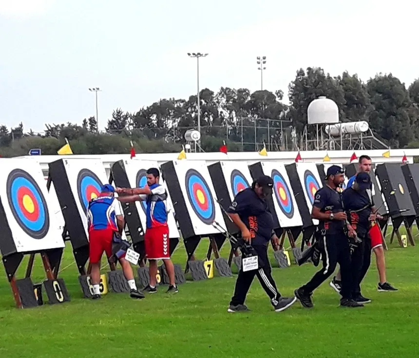 Трибуны и поле для размещения около 400 участников турнира по стрельбе из лука