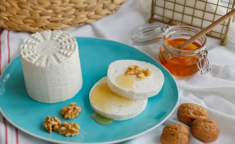 Блок и ломтики несоленого кипрского сыра Анари с медом и грецкими орехами