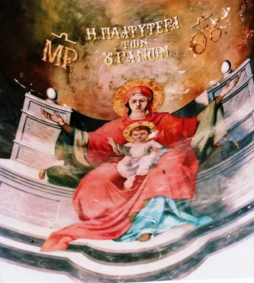 Купольная фреска Богородицы с младенцем и золотыми надписями на греческом