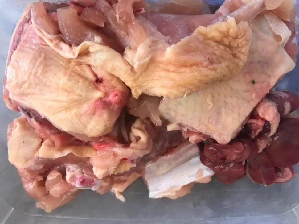 Куски курицы для бульона, выбранные для приготовления супа