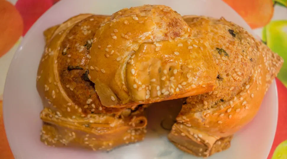 Флауна с аккуратно подвернутыми краями теста и кунжутной посыпкой Флауна с аккуратно подвернутыми краями теста и кунжутной посыпкой