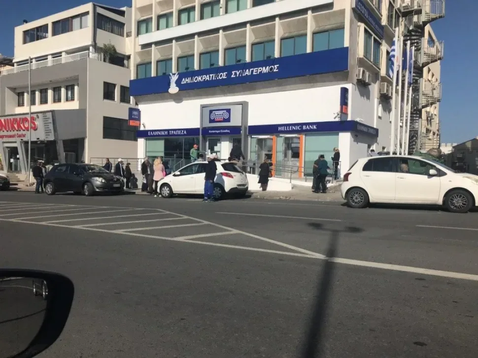 Отделение Hellenic Bank в Пафосе с очередью людей на тротуаре
