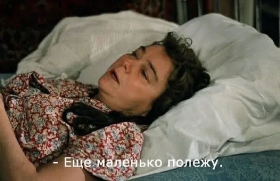 Чёрно‑белая винтажная сцена с диалогом про выигрыш миллиона и беременность