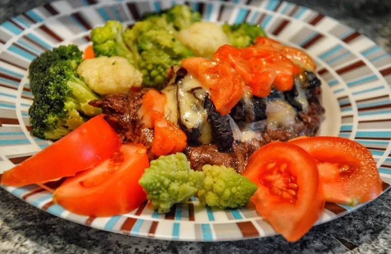 Полезная кухня Кипра. Отбивная из говядины в духовке с курагой и черносливом