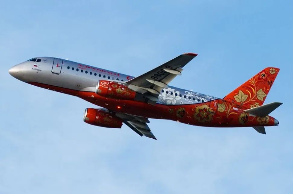 Пассажирский самолет Superjet-100 Аэрофлота в раскраске хохлома