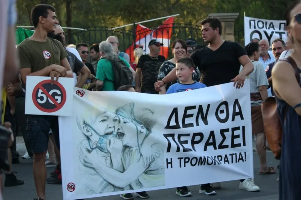 Большой баннер с изображением ребёнка и англоязычной надписью о будущем детей на митинге