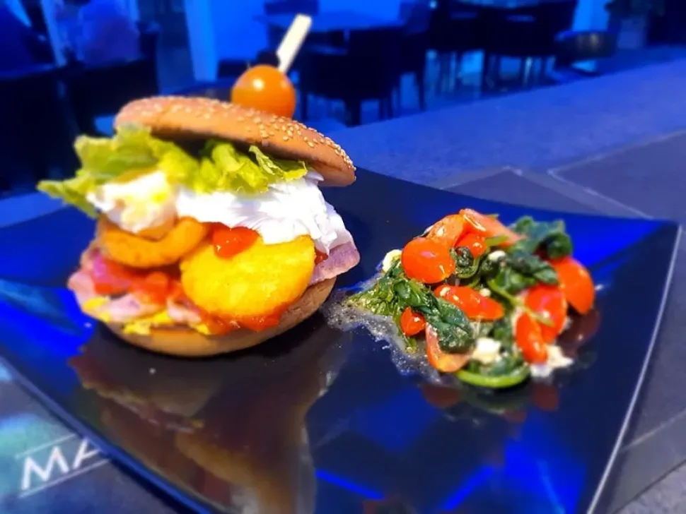 Hangover roll с ломтиками куриного филе, солёным огурцом и соусом