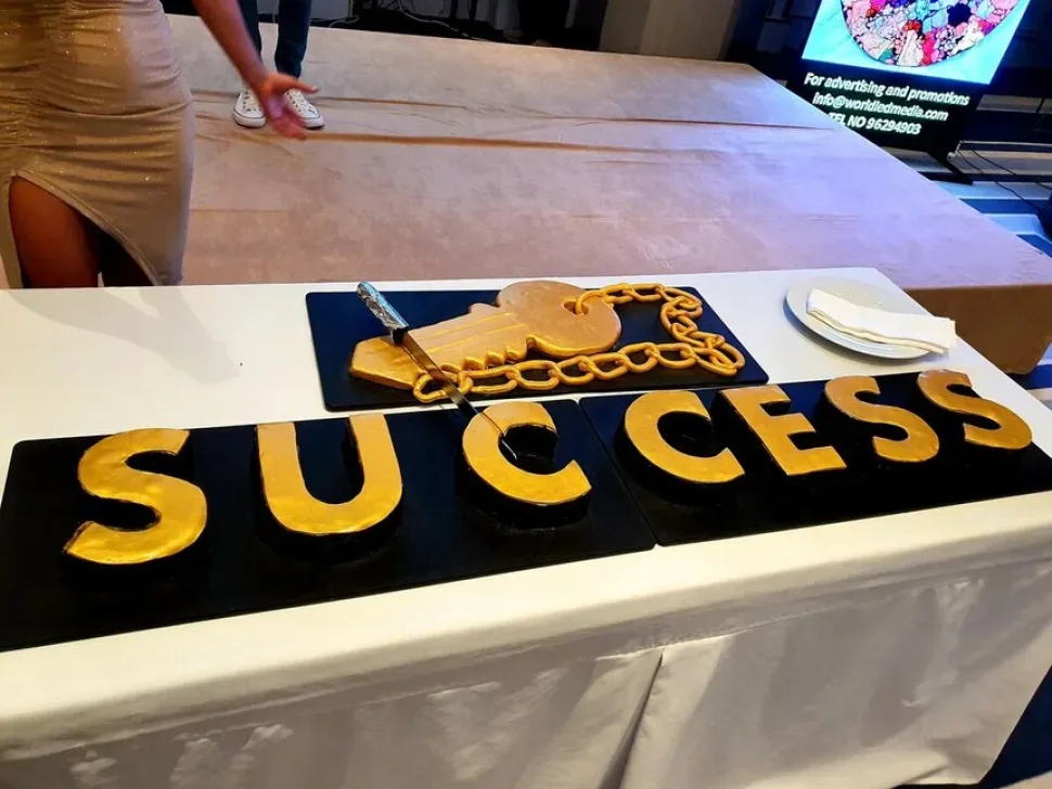 Декоративный торт с надписью SUCCESS и съедобным украшением в виде ключа