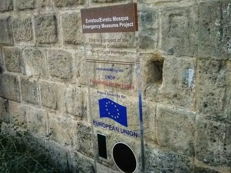 Информационная табличка проекта Evretu Mouque Emergency Measures Project с логотипом ЕС