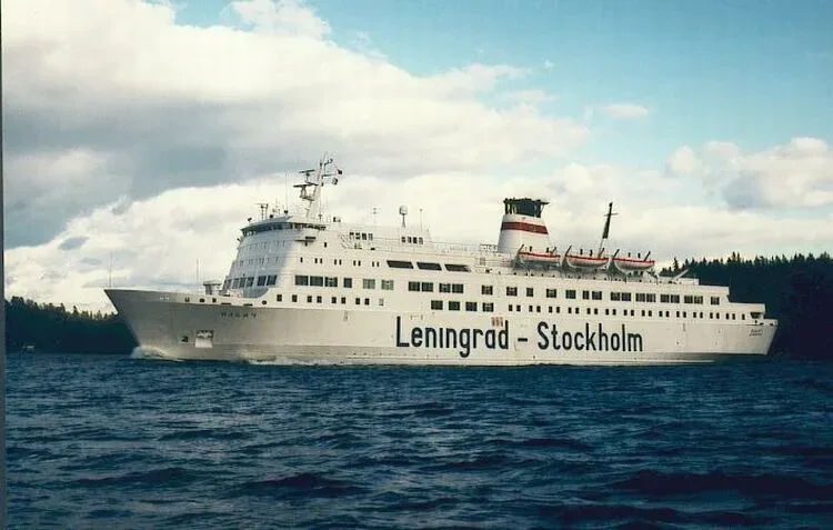 Паром с надписью Leningrad - Stockholm Ro‑Ro BORE I в море