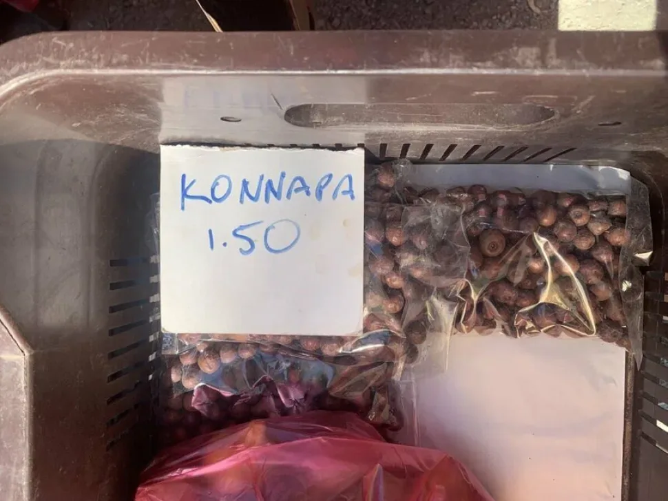 Пакеты коннар на рынке с ценником KONNARA 1.50 евро