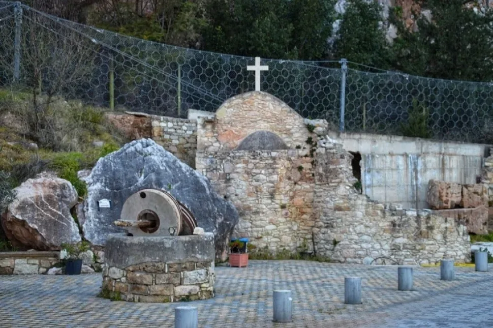 Табличка на стене с указанием Church Saint Ilariona у входа в церковь Табличка на стене с указанием Church Saint Ilariona у входа в церковь