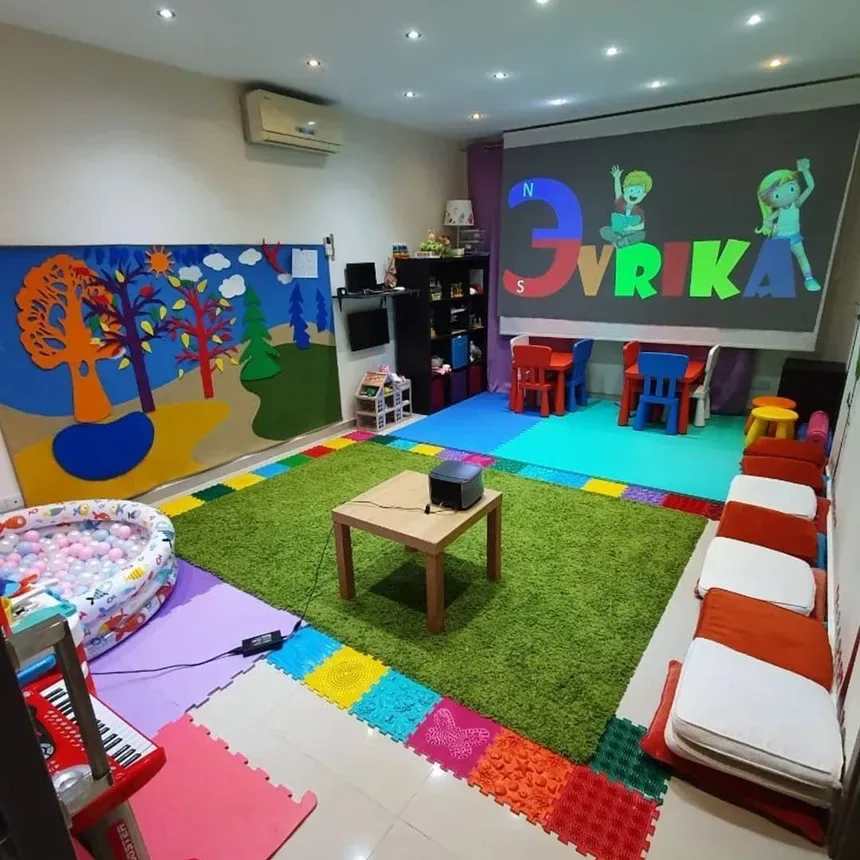 Дети играют с конструкторами и кубиками в детском саду Evrika Kids Club Дети играют с конструкторами и кубиками в детском саду Evrika Kids Club