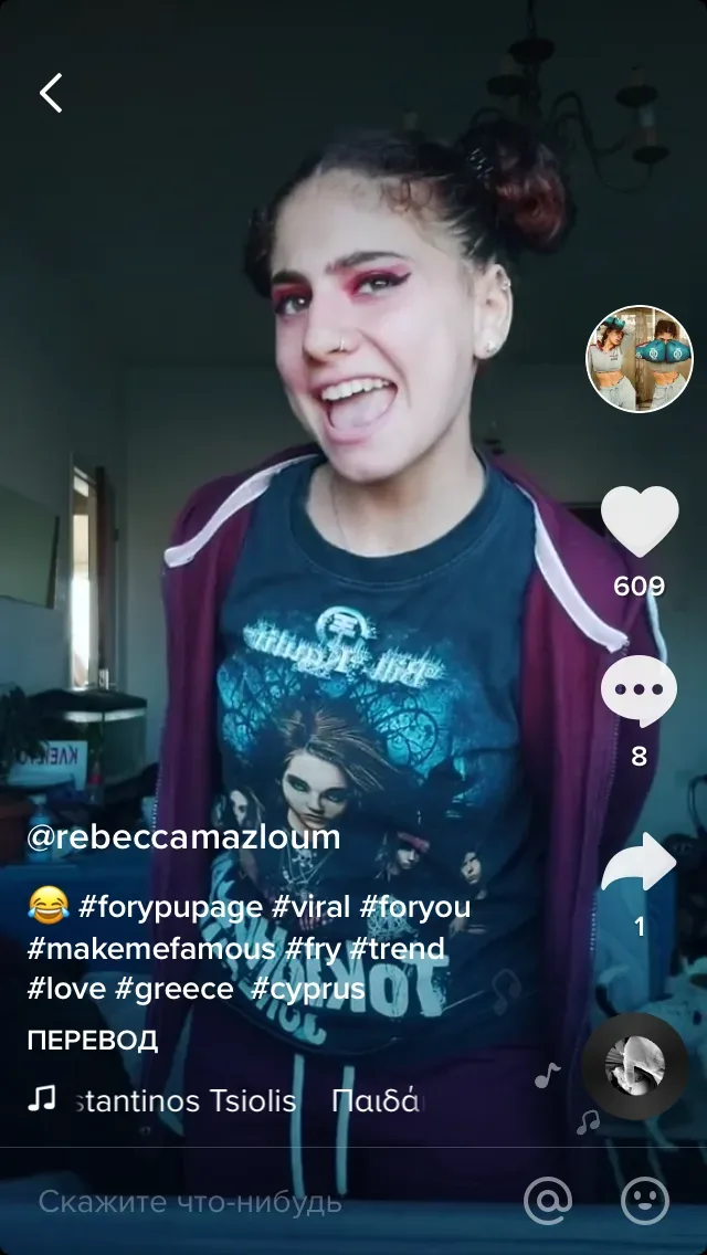 Скриншот видео @onlym9ne мужчина на фоне неонового фотошоп‑коллажа