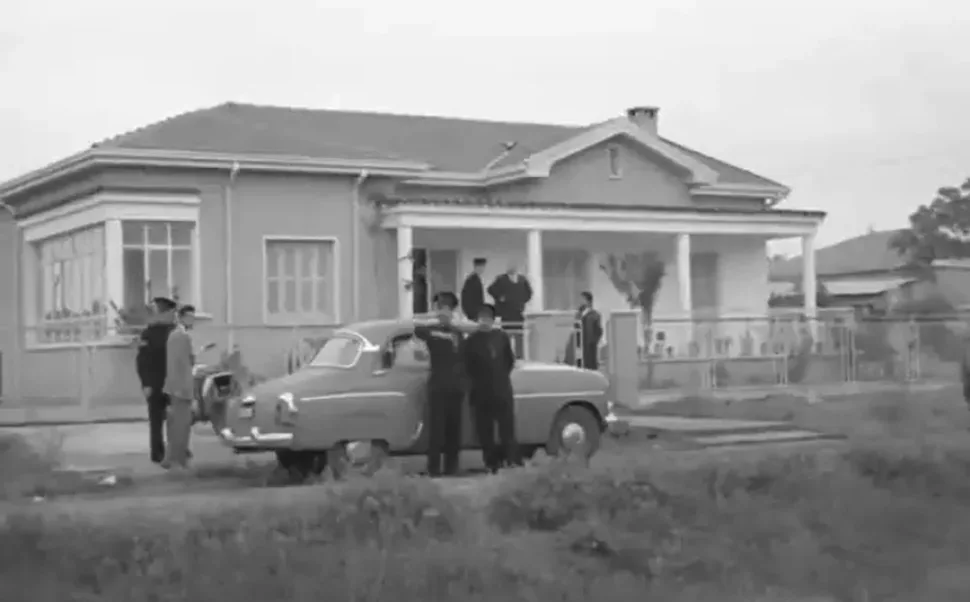 Дом на улице Продрому в Строволосе с полицейскими у веранды и автомобилем Дом на улице Продрому в Строволосе с полицейскими у веранды и автомобилем