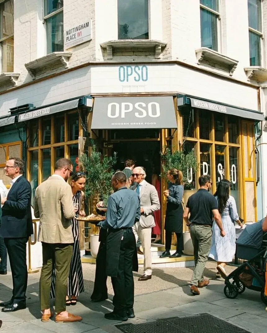 Фасад ресторана Opso на Паддингтон-стрит с гостями у входа