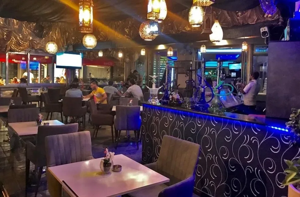 Интерьер Prestige Hookah с голубой тканевой крышей и диванами