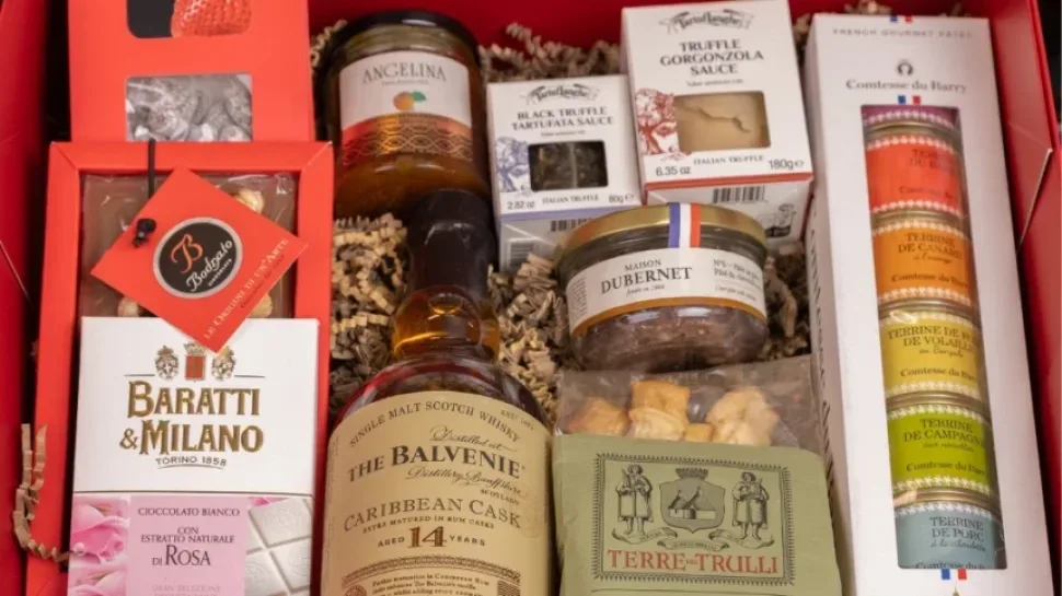 Подарочный бокс с деликатесами и бутылкой виски в подарочной упаковке