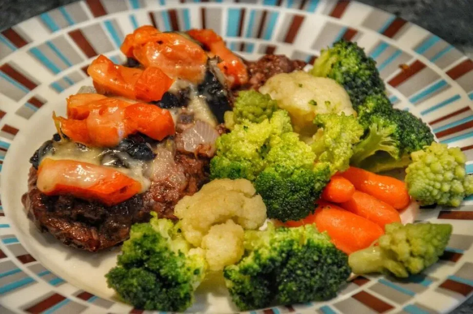 Запечённая отбивная из говядины с курагой, черносливом и овощной смесью