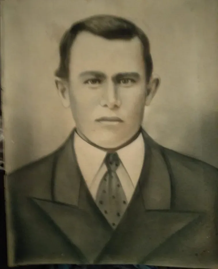 Младший сержант в молодости на фотокарточке с надписью Младший сержант в молодости на фотокарточке с надписью