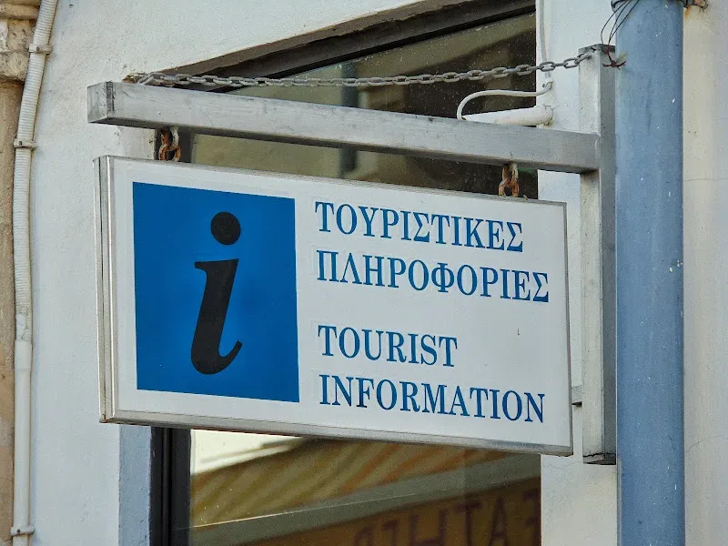 Вывеска Tourist Information у офиса Кипрской Туристической Организации