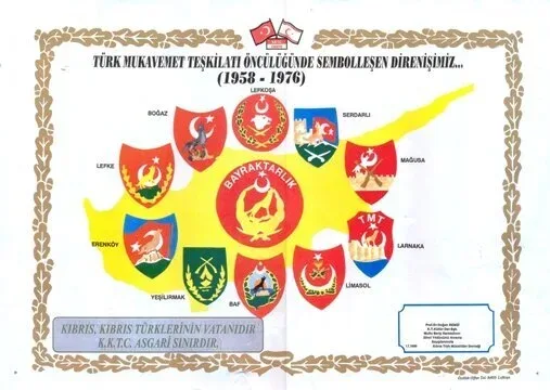 Флаг Северного Кипра рядом с эмблемой TMT на голубом небе Флаг Северного Кипра рядом с эмблемой TMT на голубом небе