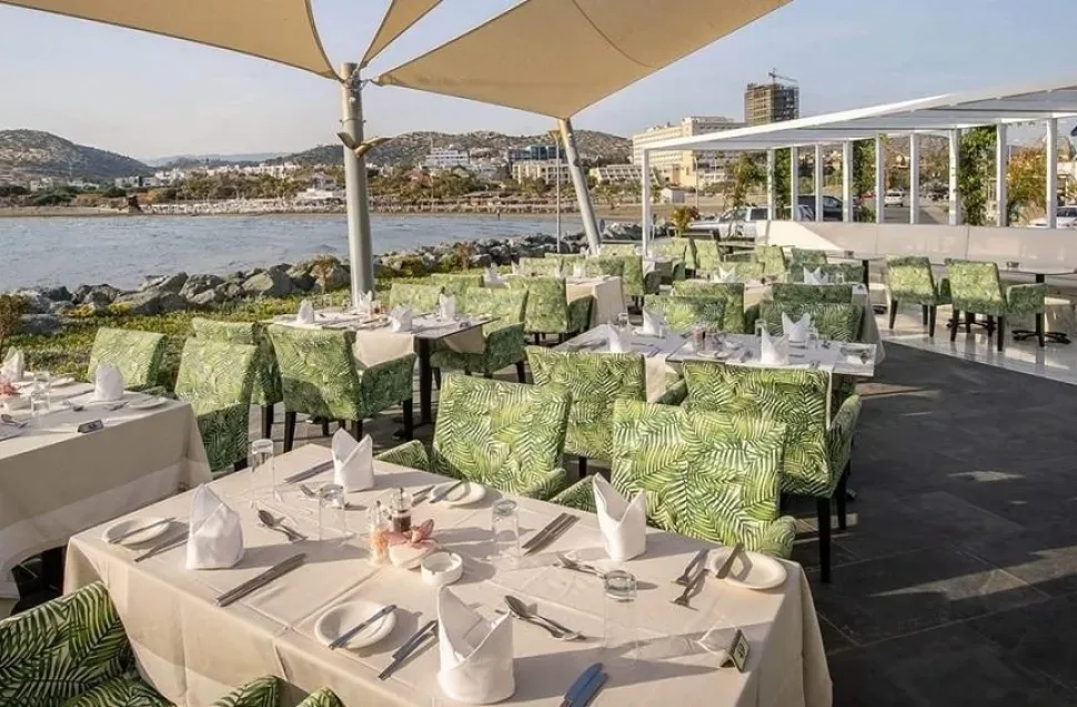 Креативные кальяны с фруктовыми чашами в Sailor’s Rest Lounge Bar Restaurant