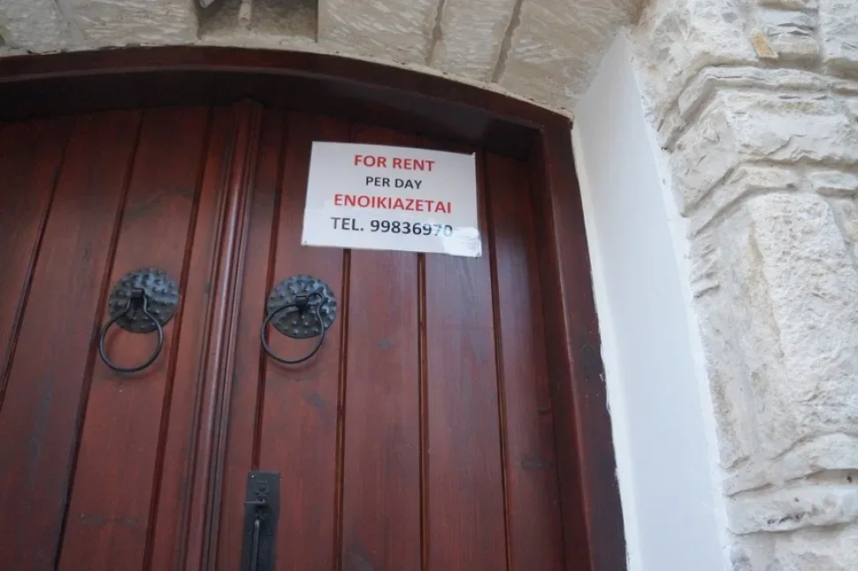 Ограниченная деревянная створка с табличкой «For rent» и телефоном